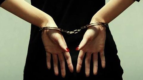 Ғиждувонда келин ўз қайнотасининг 1000 доллар пулини ўғрилаб кетди