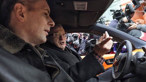 Дмитрий Рогозин Владимир Жириновскийнинг «Ё-мобил»ига гусеница ва замбарак ўрнатишни таклиф қилди