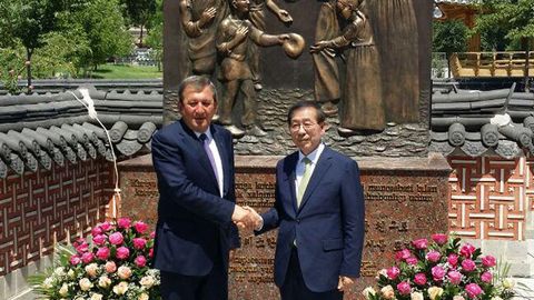 Toshkentga ilk bor tashrif buyurgan Seul meri koreys diasporasidan o‘zbek xalqiga minnatdorlik yodgorligi ochilishida ishtirok etdi