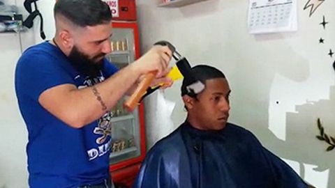 Braziliyalik sartarosh soch olishda bolta va bolg‘adan foydalanadi (video)