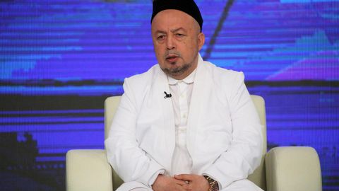 «Худодан қўрқишсин!». Анвар қори унинг 250 долларлик соати ҳақида «туҳмат тарқатганларга» жума намозида жавоб қайтаради