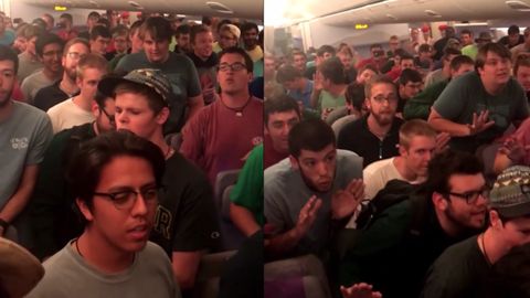 Samodagi konsert: yo‘lovchilar samolyot salonida qo‘shiq kuylamoqda (video)