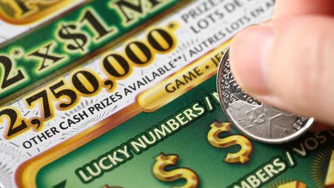 Комиссия лотереяда 5 миллион доллар ютиб олган ғолибга мукофот топширишдан бош тортмоқда