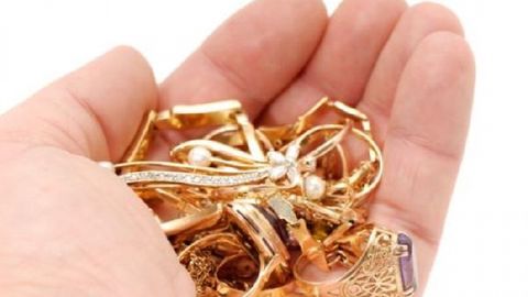 Toshkent aeroportida tilla quymalarni ichki kiyimlari orasiga yashirishga uringan ayollar fosh qilindi