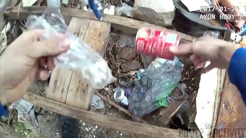 AQShda politsiyachi gumonlanuvchining uyiga bildirmay narkotik tashlab qo‘ydi va uni o‘zi “topib oldi” (video)