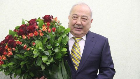 Shavkat Mirziyoyev O‘FFning 70 yoshga to‘lgan prezidenti Mirabror Usmonovni “Do‘stlik” ordeni bilan taqdirladi