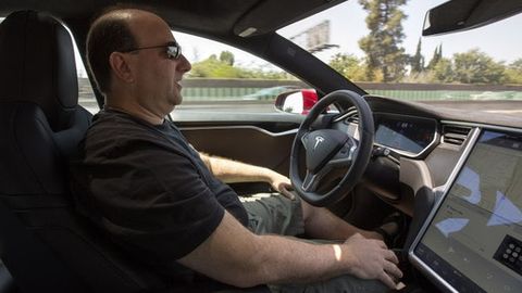 Автопилотда бошқарилаётган Tesla Миннесотада ағдарилиши оқибатида 5 киши жароҳатланди