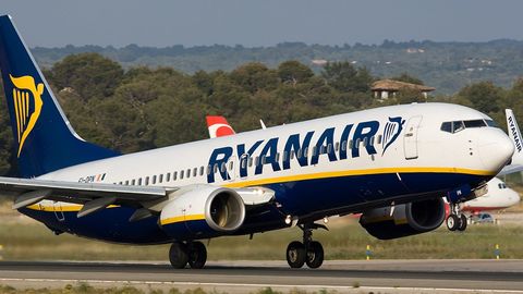 Йўловчи Ryanair самолётининг қўрқитувчи қўнишини видеога олди
