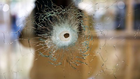 Noma’lum erkak Moskvadagi savdo markazida ayolni otib tashladi va joniga qasd qildi