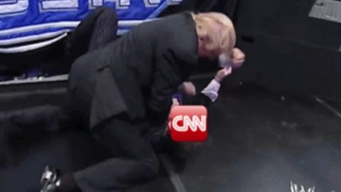 ОАВ: Трамп CNN телеканалини калтаклаётгани акс этган видеоролик муаллифи узр сўради