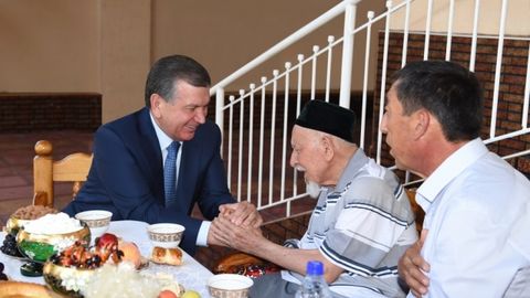Шавкат Мирзиёев Тўлагановлар хонадонида меҳмон бўлди