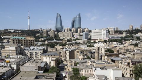 Bokudagi supermarketda xaridorni sovitgichga qamab, hushidan ketkazishdi