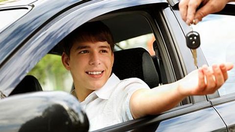 Тожикистонда ўқишга машина миниб келадиган талабаларни ўқишдан ҳайдаш таклиф қилинди