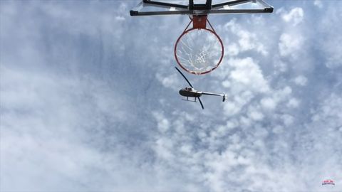 Amerikalik basketbolchi vertolyotdan basketbol savatiga to‘p tashladi (video)