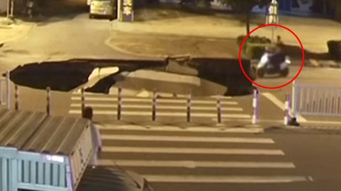 Skuterda ketayotgan xitoylik erkak yo‘lda paydo bo‘lib qolgan chuqurga tushib ketdi (video)