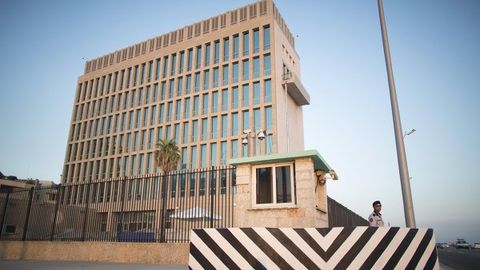 OAV: Shifokorlar Kubadagi AQSh diplomatlarida “bosh miya shikastlanishi” alomatlarini qayd etdi