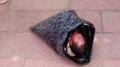 Xitoylik ayol bolasini yetimxonaga pochta orqali yubordi