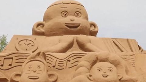 Хитойда қумдан дунёдаги энг улкан ҳайкал ясалди (фото)