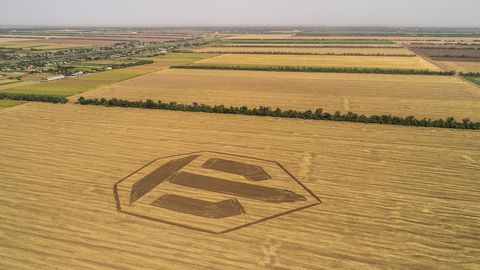 Краснодарлик тракторчи далада 200 метрли World of Tanks логотипини чизди (видео)