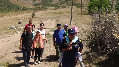 Qutqaruvchilar Bo‘stonliqdagi tog‘da adashib qolgan 5 kishini izlab topdi