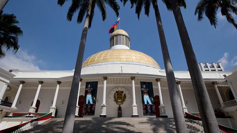 Президент Мадуро тарафдорларидан иборат Конституциявий ассамблея Венесуэла парламенти ваколатларини зиммасига олди