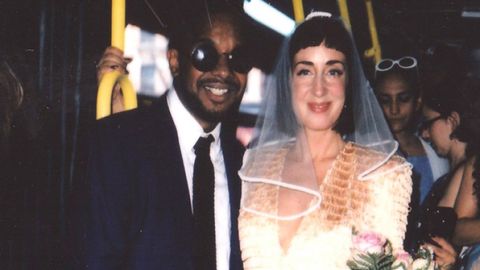 13 йил аввал Нью-Йоркдаги автобусда танишиб қолган жуфтликнинг тўйи ҳам автобусда бўлиб ўтди