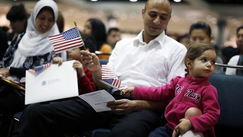 Tramp Green Card viza lotereyasidan voz kechishni taklif qildi