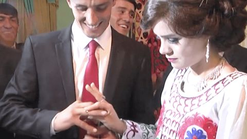 Tojikistonda prezident buyrug‘i bilan bir-birini tanimaydigan yigit va qizni uylantirib qo‘yishdi