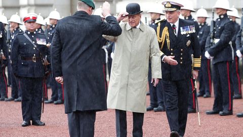 Фотосурат: Шаҳзода Филипп сўнгги бор денгиз пиёдалари парадини қабул қилди