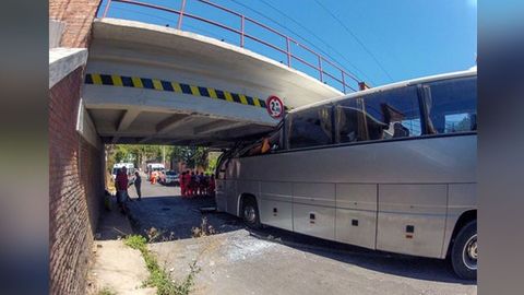 Италия пойтахтида сайёҳлар автобуси кўприкка бориб урилиши оқибатида 18 киши жабрланди
