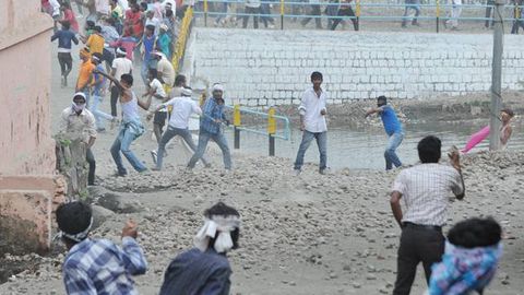 Hindistondagi tosh uloqtirish festivali davomida 500 ga yaqin kishi jabrlandi