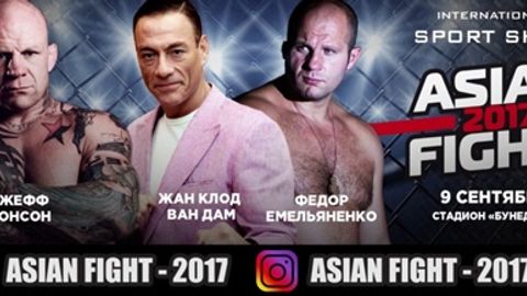 Жан-Клод Ван Дамм UZMOBILE’нинг «олтин» рақамини акция ғолибига топширади