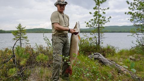 Putin Sibirda ikki soat davomida cho‘rtanbaliqning ortidan quvdi