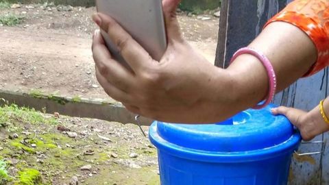 Ҳиндистонда чиқинди идиши билан тушилган энг яхши селфи учун смартфон ваъда қилинди