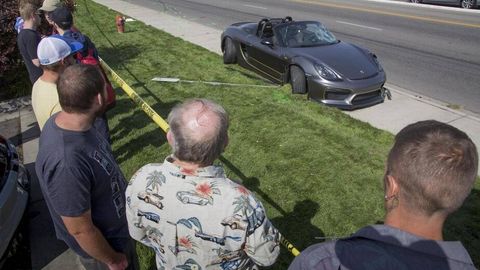 АҚШда Porsche ҳайдовчиси автошоу томошабинларига келиб урилди, 11 киши жароҳатланди