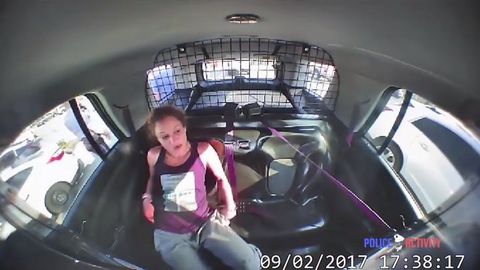 Техаслик аёл кишанлардан қутулди ва полиция жипини олиб қочди (видео)