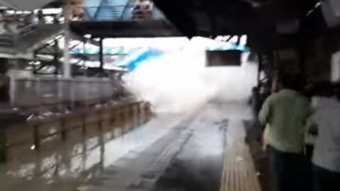 Hindistonda poyezd suvga to‘lgan bekatdan bor tezligida o‘tdi (video)
