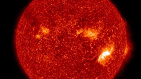 Қуёшда 12 йил ичидаги энг кучли чақнаш қайд этилди