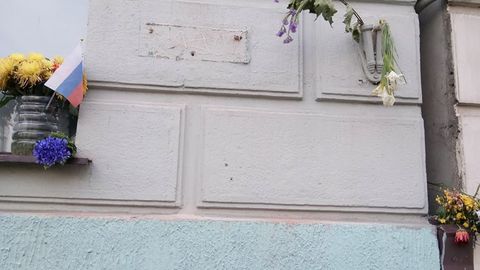 Москвада Борис Немцов яшаган уйда ўрнатилган хотира лавҳаси 5 кундан сўнг олиб ташланди