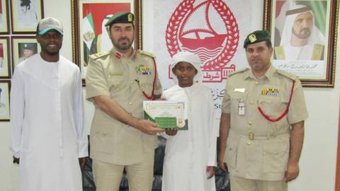 Дубай полицияси укаларини ёнғиндан қутқарган болани мукофотлади