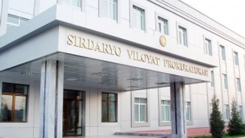 Sirdaryo viloyat prokuraturasi tuman hokimining maktab direktorlarini kaltaklagani videosi bo‘yicha tekshiruv boshladi