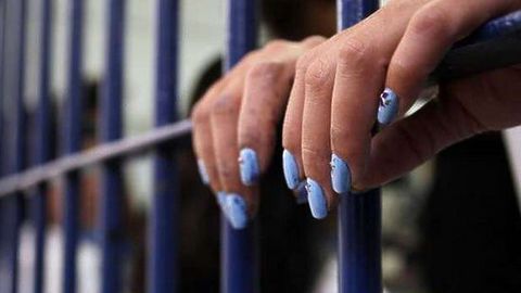 Тўрткўллик тўрт қизнинг онаси наркотик сотиб қўлга тушди ва учинчи марта қамалди