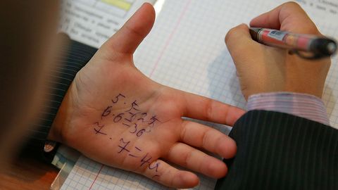 Sankt-Peterburgda o‘quvchining peshonasiga “ahmoq” deb yozgan o‘qituvchi ishdan bo‘shatildi