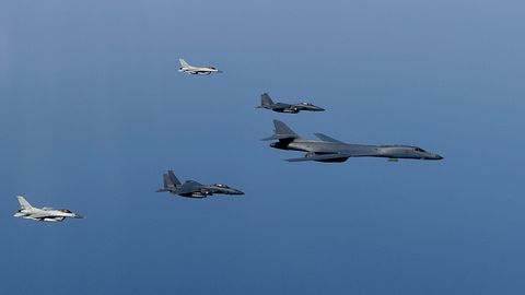 AQSh bombardimonchilari Shimoliy Koreya chegarasini aylanib o‘tdi