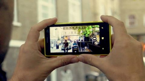 Қозоғистонда ЙТҲ гувоҳи жабрланганларга ёрдам кўрсатиш ўрнига уларни видеога ола бошлади