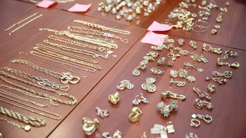 Андижонлик божхоначилар кўйлаги ёқасига тикилган тилла тақинчоқларни ноқонуний олиб ўтишга уринган аёлни тўхтатиб қолди