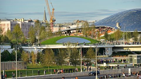 Peterburglik qiz Moskvadagi bog‘ga kirishda politsiyachilar uning sumkachasiga bildirmay narkotik tashlab qo‘ygani haqida gapirib berdi