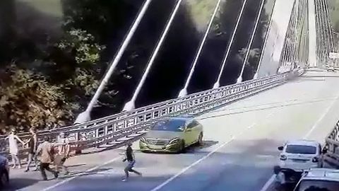 Сочида олтин рангли Mercedes селфига тушмоқчи бўлган аёлни уриб юборди