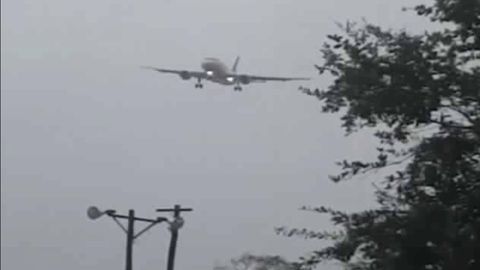Жанубий Каролинада шамол ерга қўнмоқчи бўлган самолётни учириб кетди (видео)