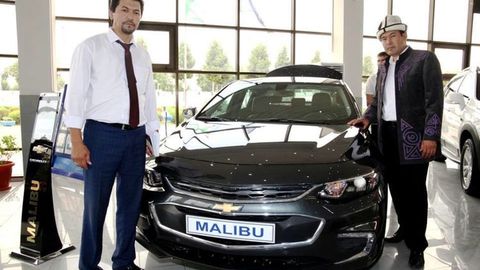 Shavkat Mirziyoyev qirg‘izistonlik oqinga kvartira hamda Malibu sovg‘a qildi